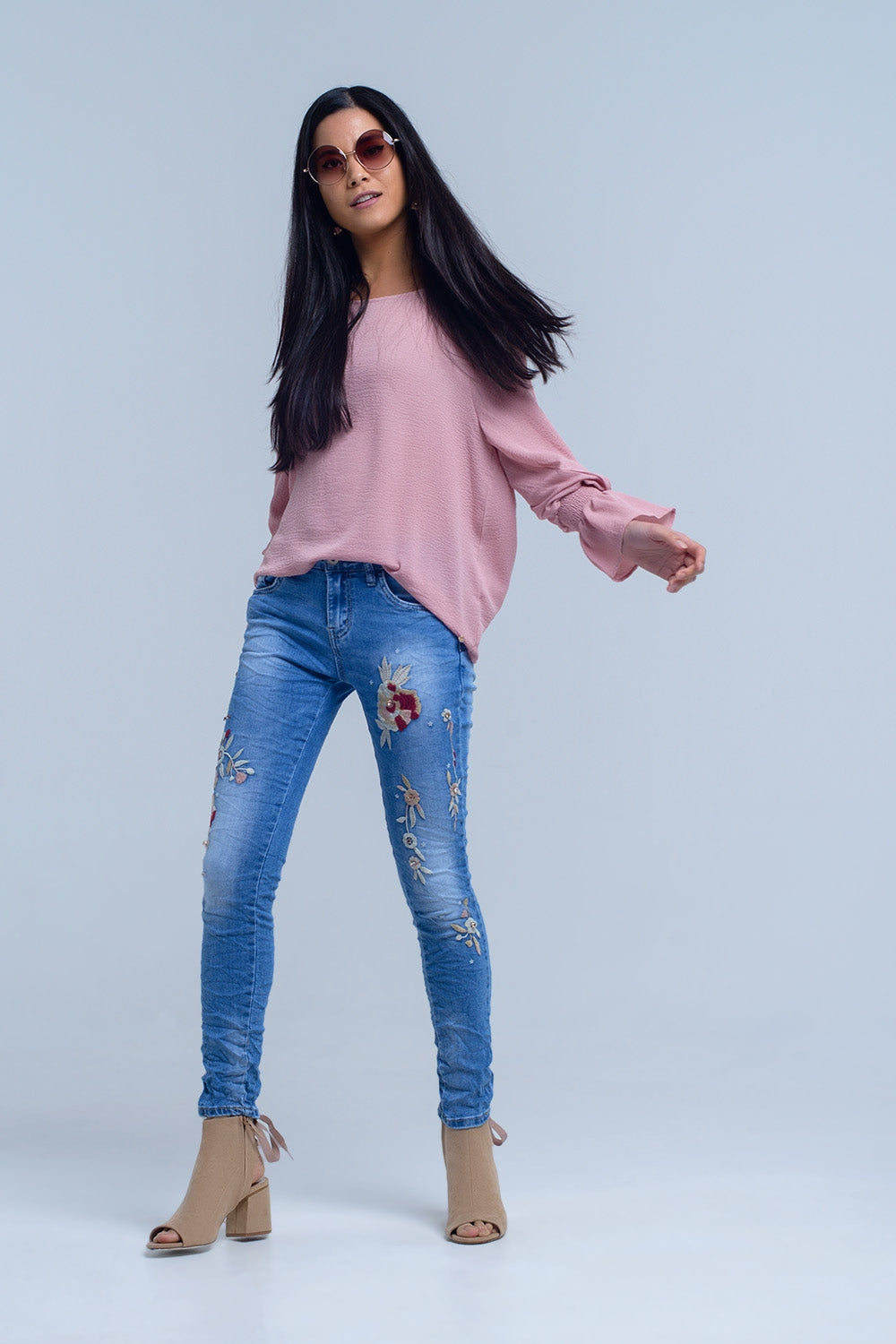 Jeans con bordados florales Q2