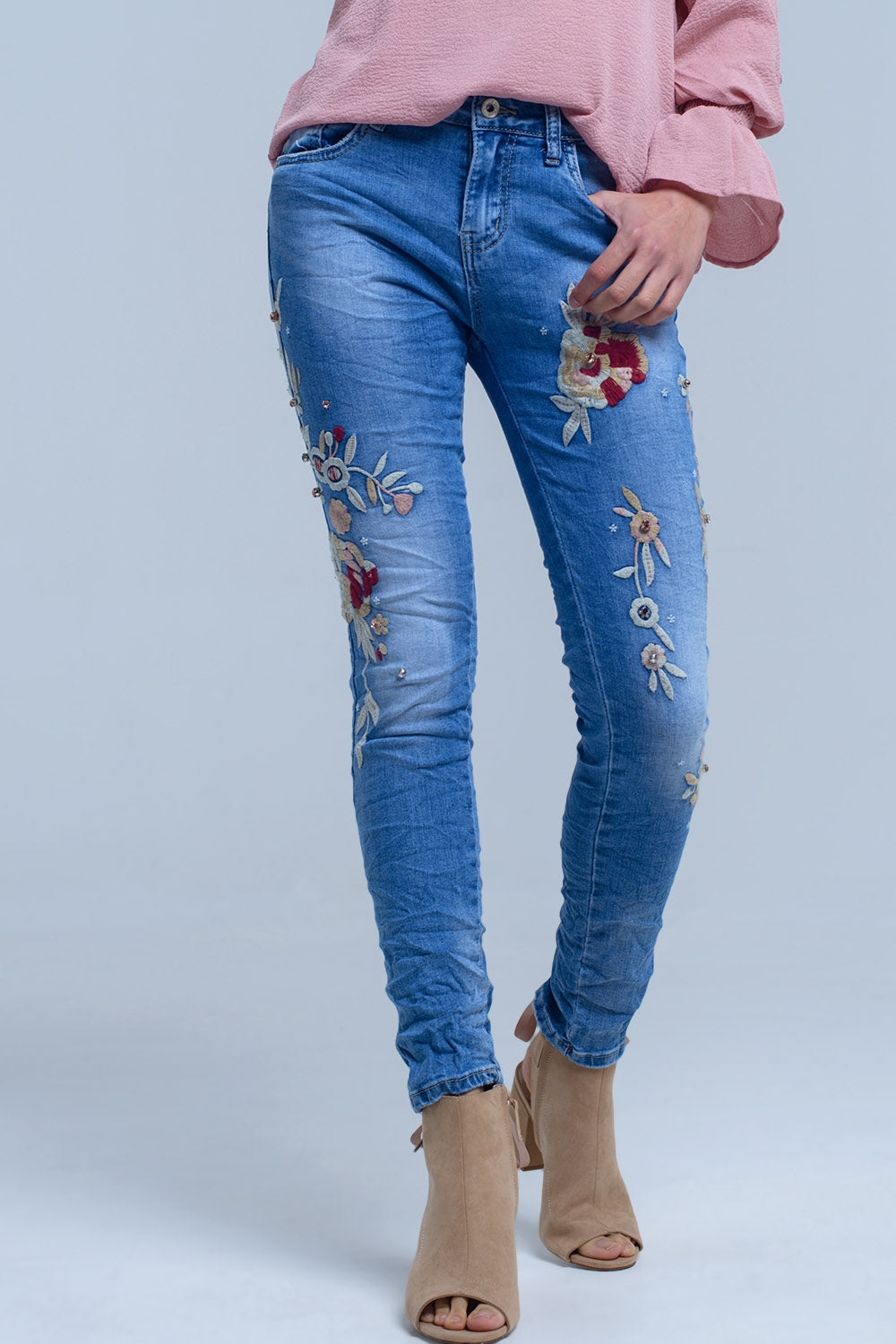 Jeans con bordados florales Q2