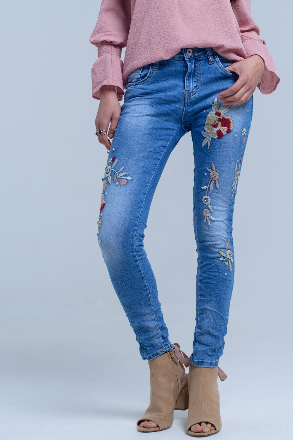 Jeans con bordados florales Q2