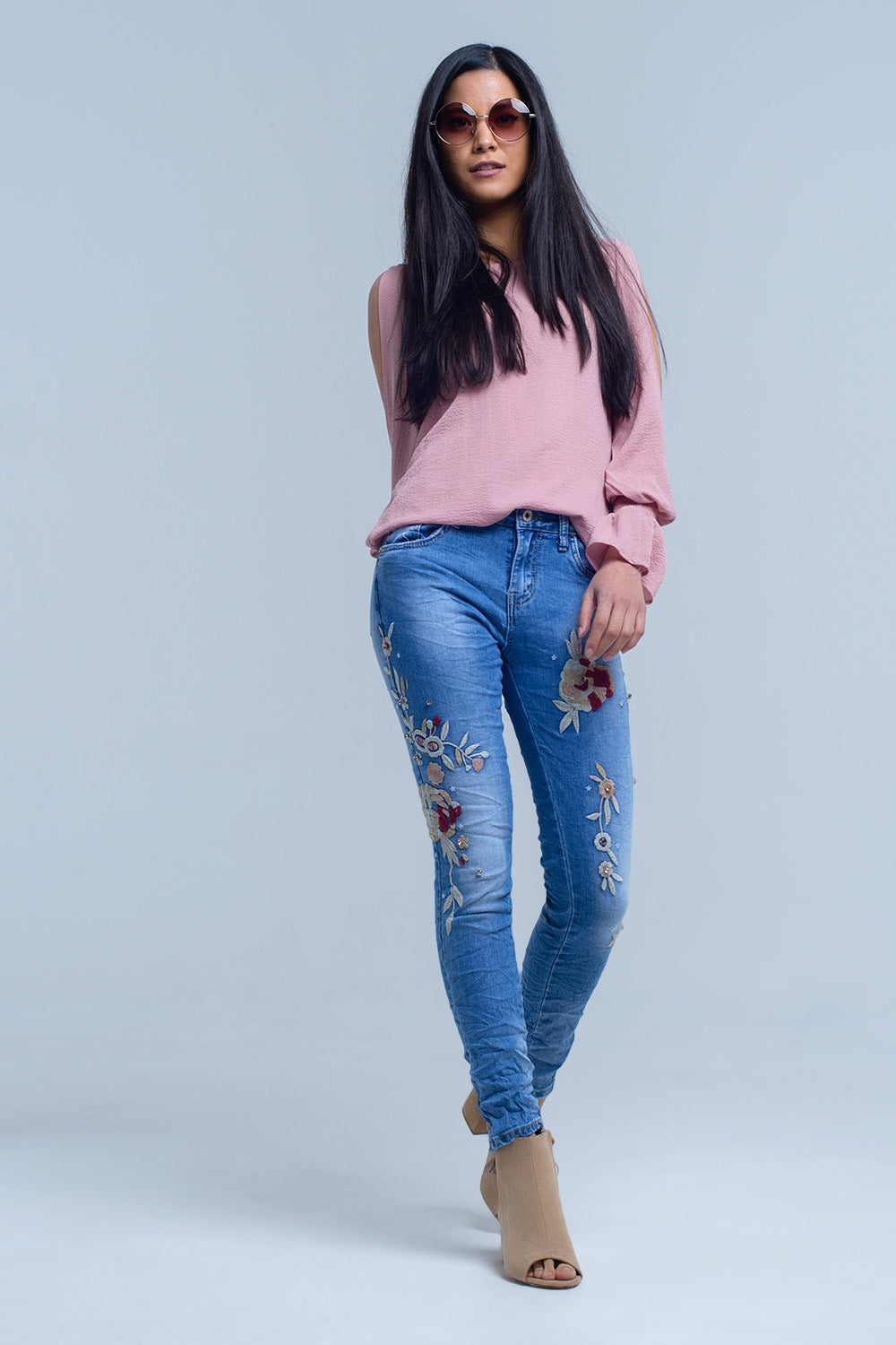 Jeans con bordados florales Q2