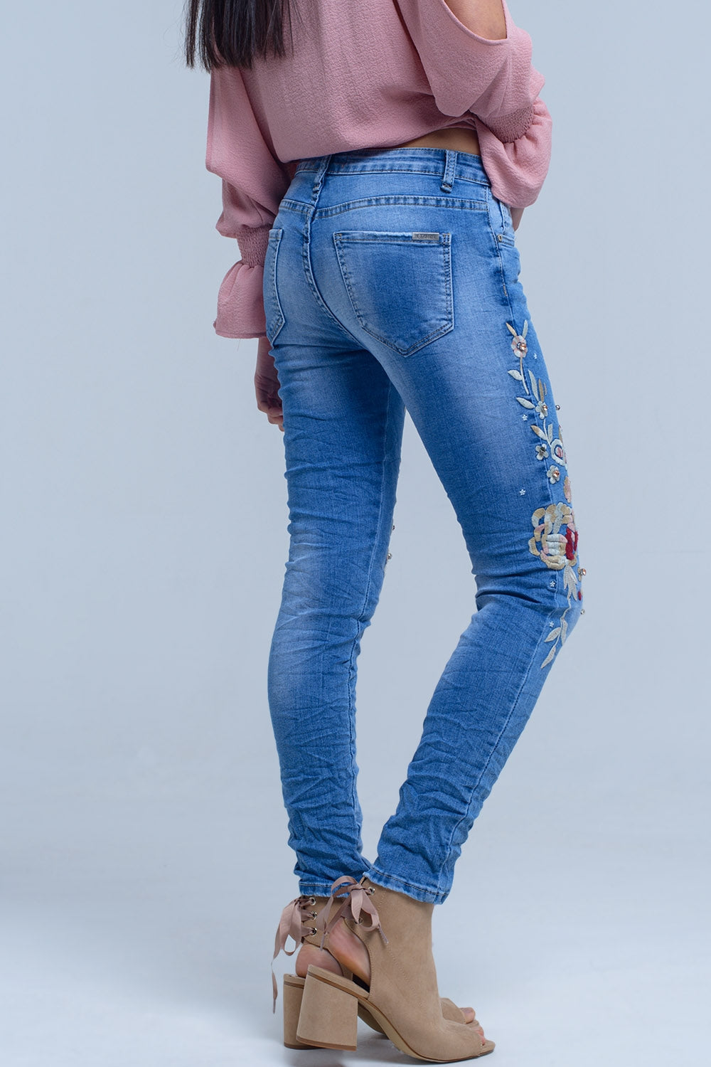 Jeans con bordados florales Q2