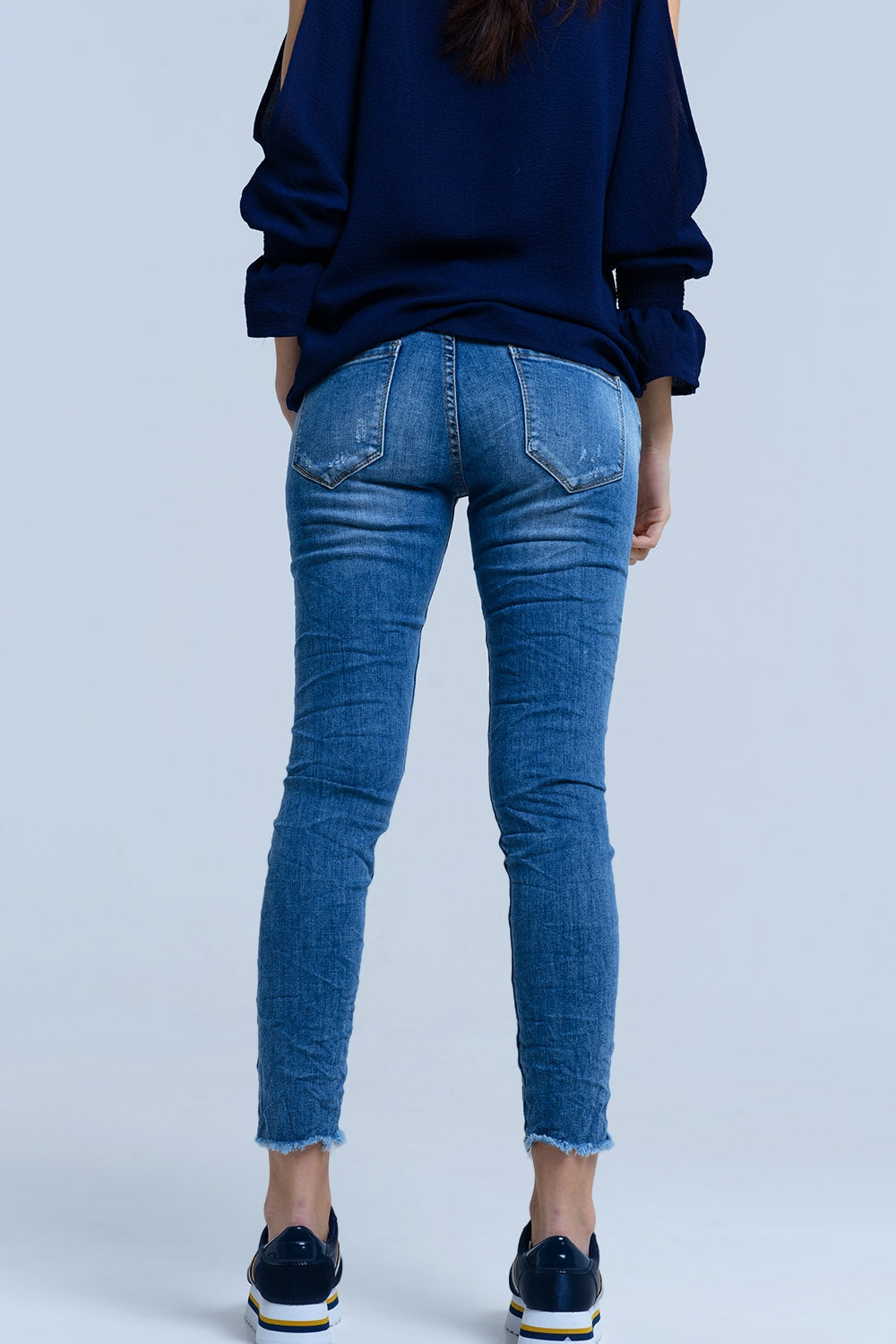 Jeans con detalle de roturas Q2