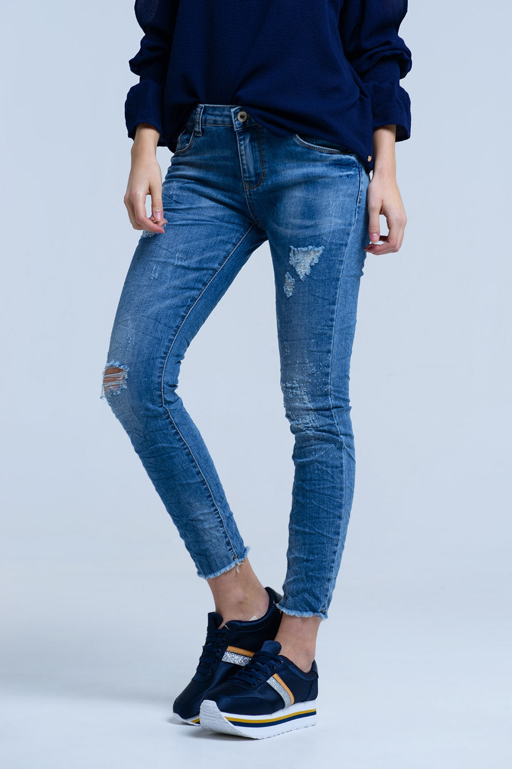 Jeans con detalle de roturas Q2