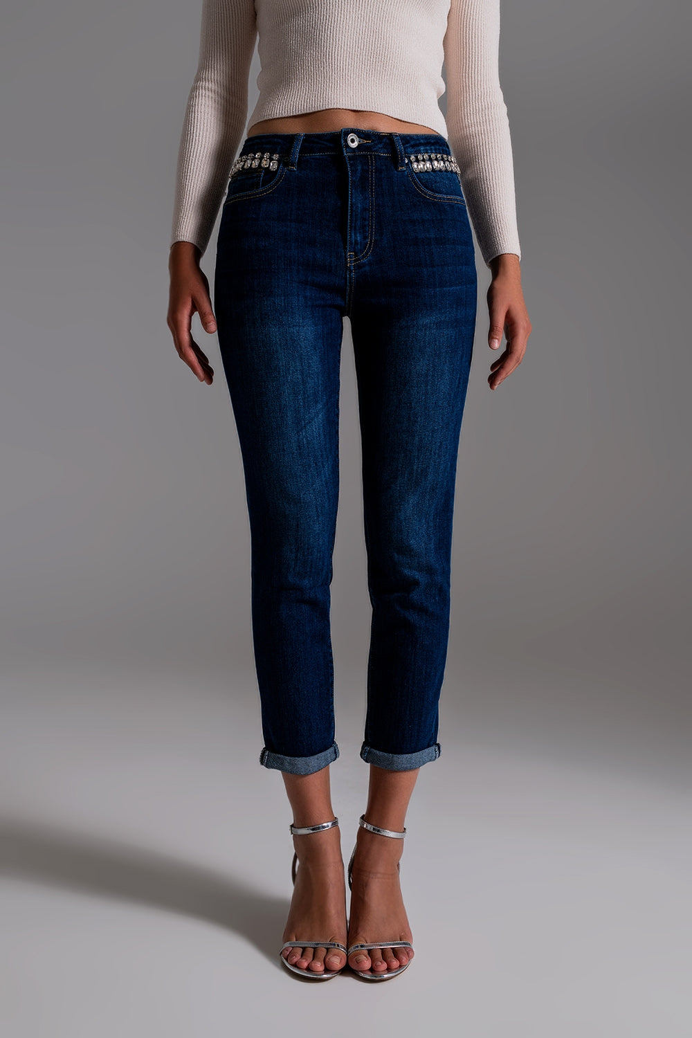 Jeans con flecos strass en los bolsillos en lavado oscuro Q2