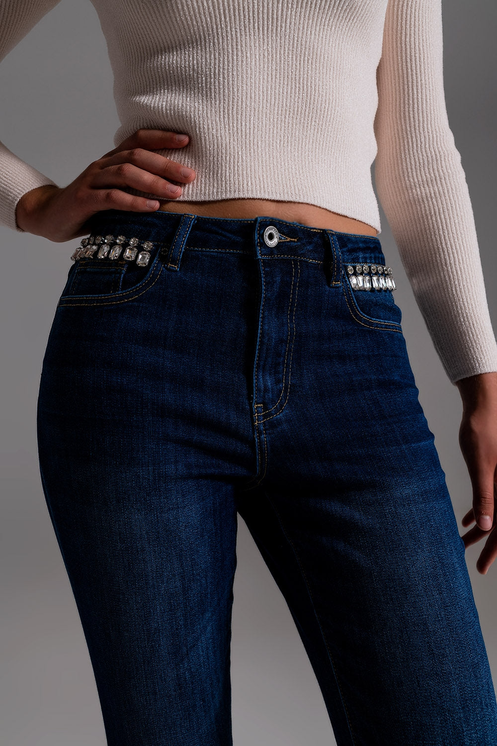 Jeans con flecos strass en los bolsillos en lavado oscuro Q2