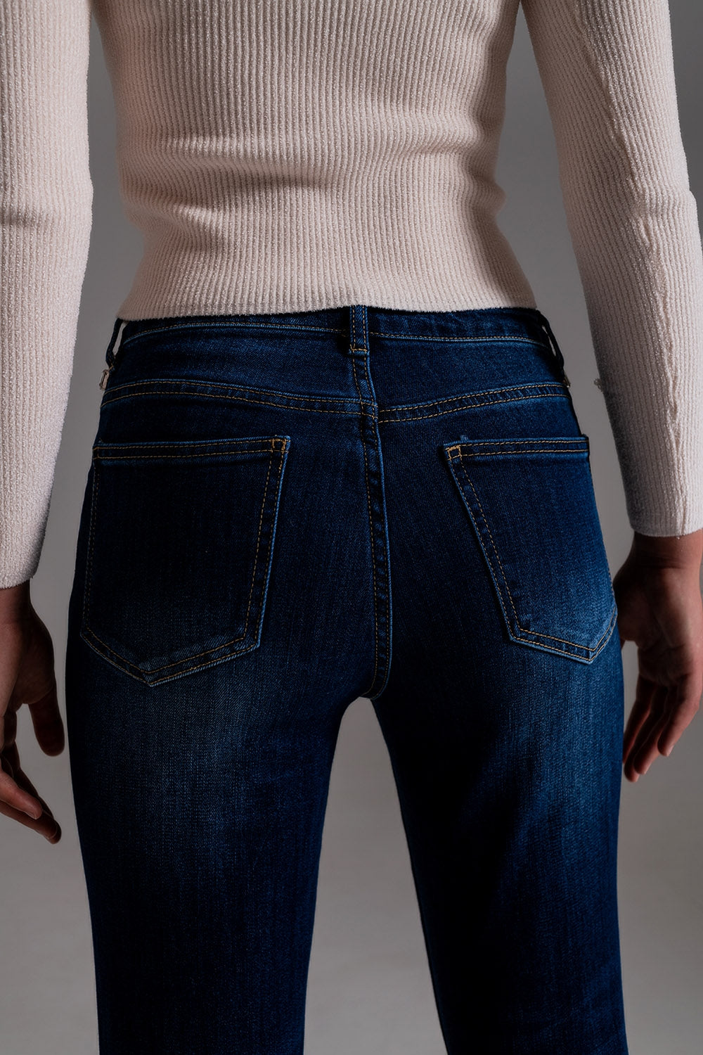 Jeans con flecos strass en los bolsillos en lavado oscuro Q2
