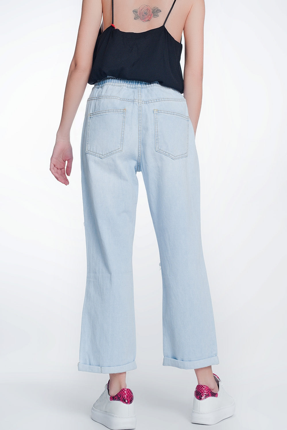 Jeans con goma en la cintura y rotos en las rodillas Q2