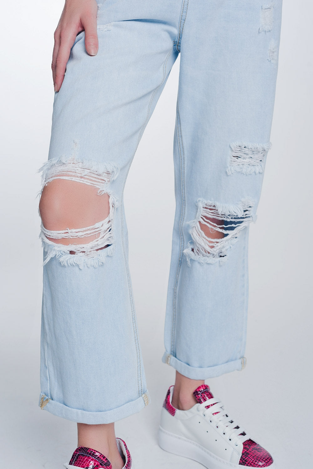 Jeans con goma en la cintura y rotos en las rodillas Q2