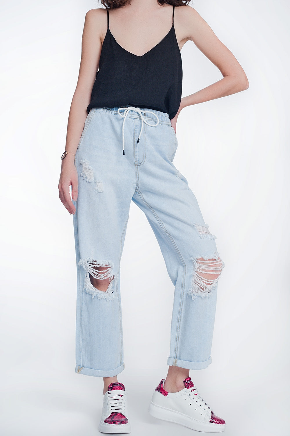 Q2 Jeans con goma en la cintura y rotos en las rodillas