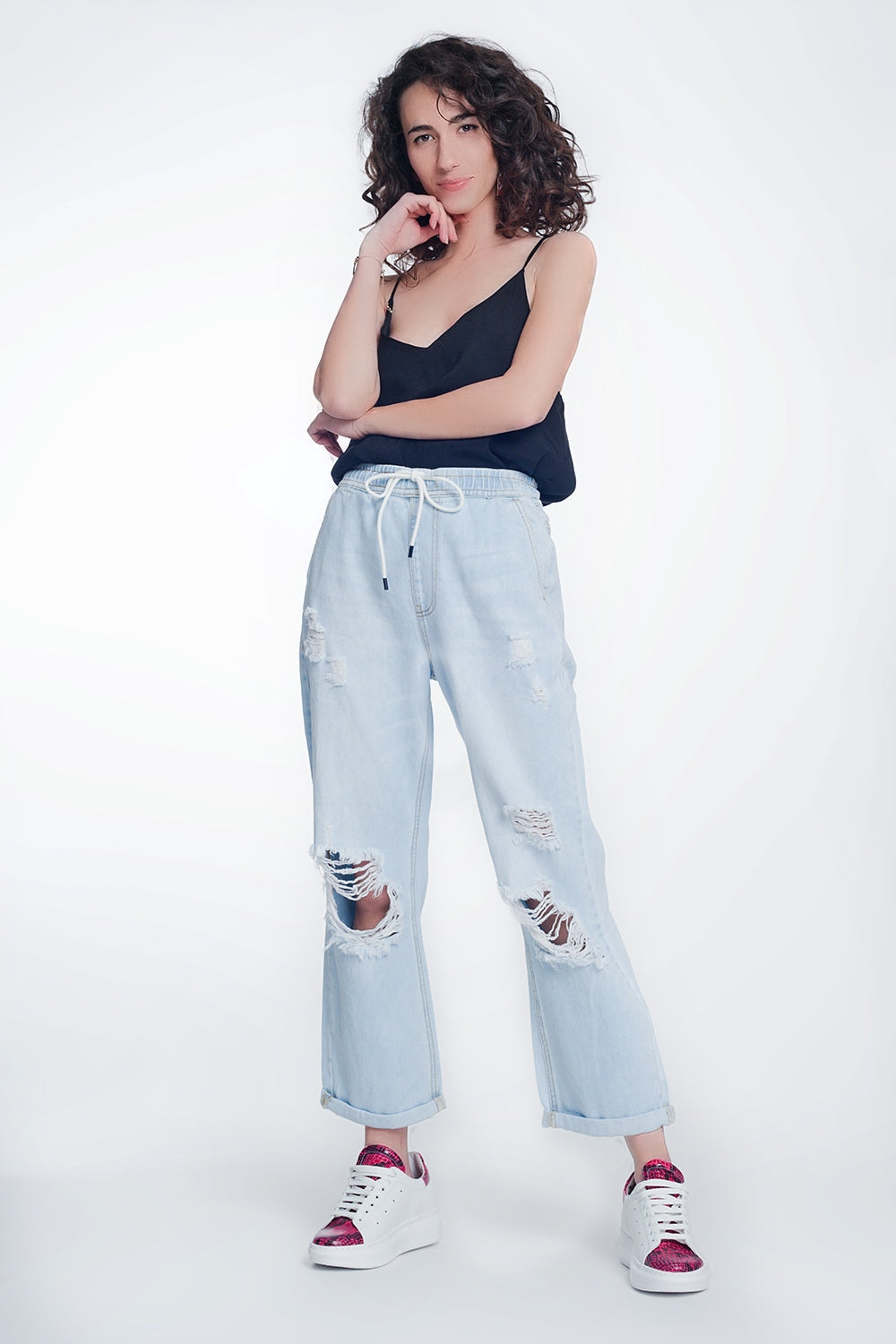 Jeans con goma en la cintura y rotos en las rodillas Q2