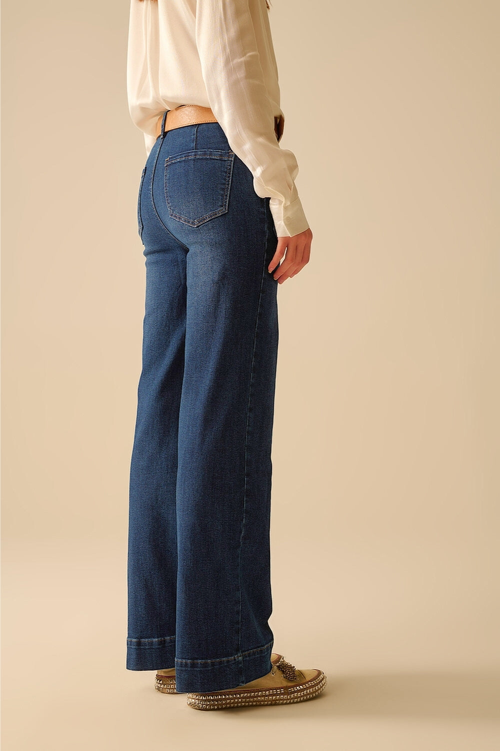 Jeans de lavado oscuro con pierna ancha y bolsillos Q2
