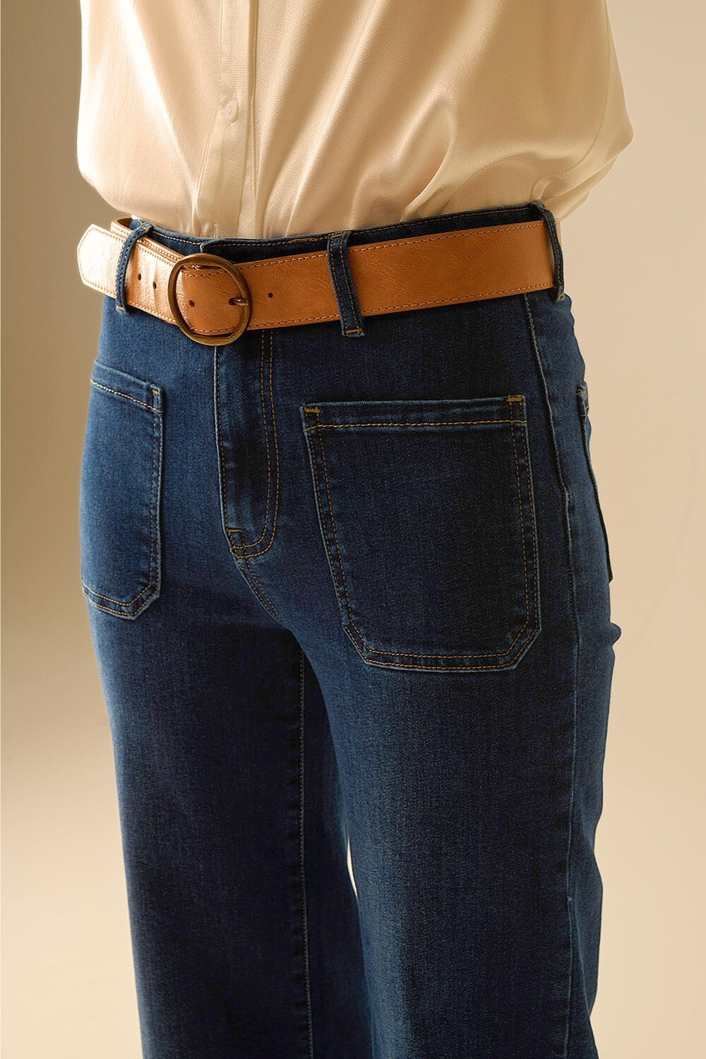 Jeans de lavado oscuro con pierna ancha y bolsillos Q2