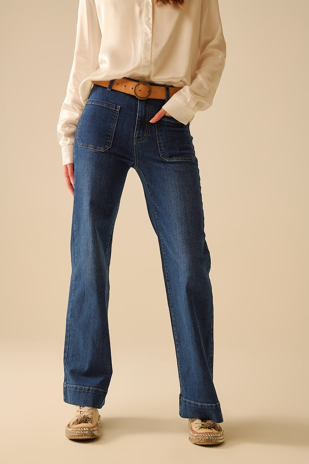 Jeans de lavado oscuro con pierna ancha y bolsillos Q2