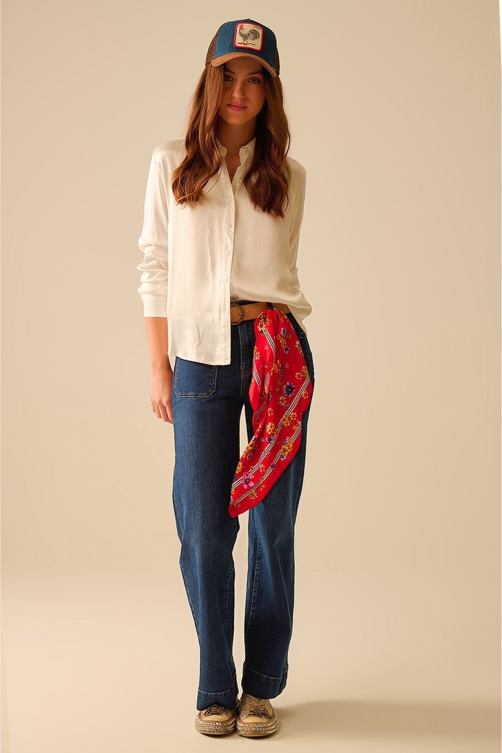 Jeans de lavado oscuro con pierna ancha y bolsillos Q2