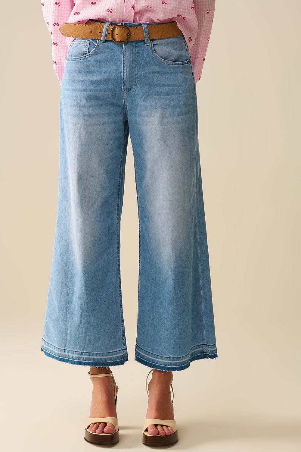 Jeans de pierna ancha hasta el tobillo con lavado claro Q2