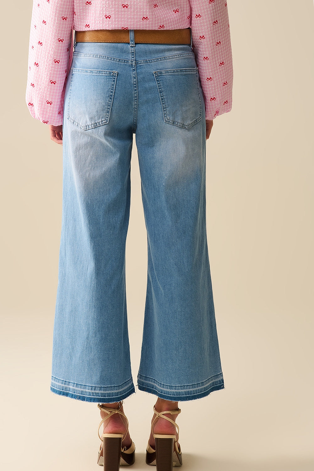 Jeans de pierna ancha hasta el tobillo con lavado claro Q2
