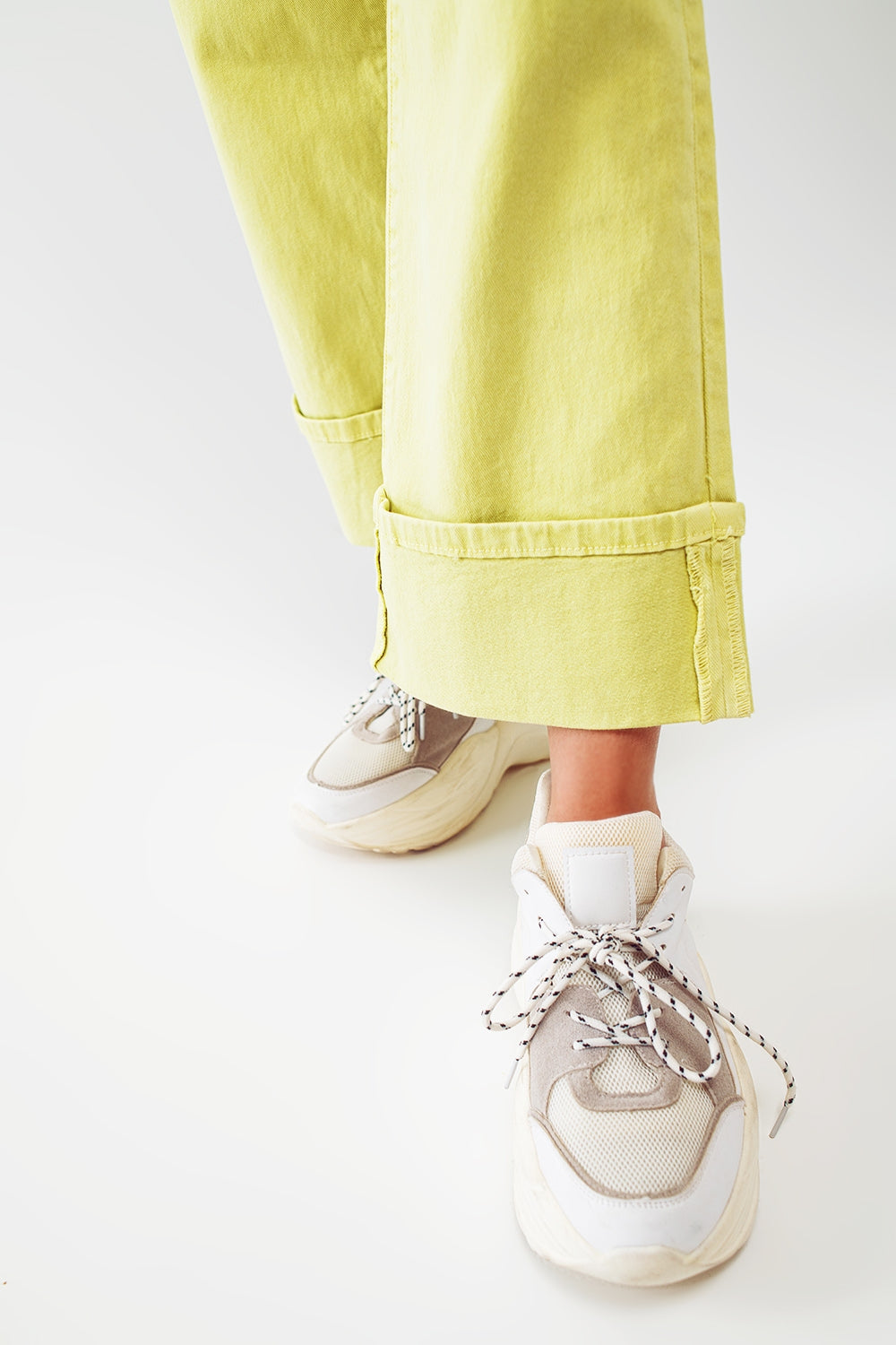 Jeans de pierna recta con dobladillo corto en verde lima Q2