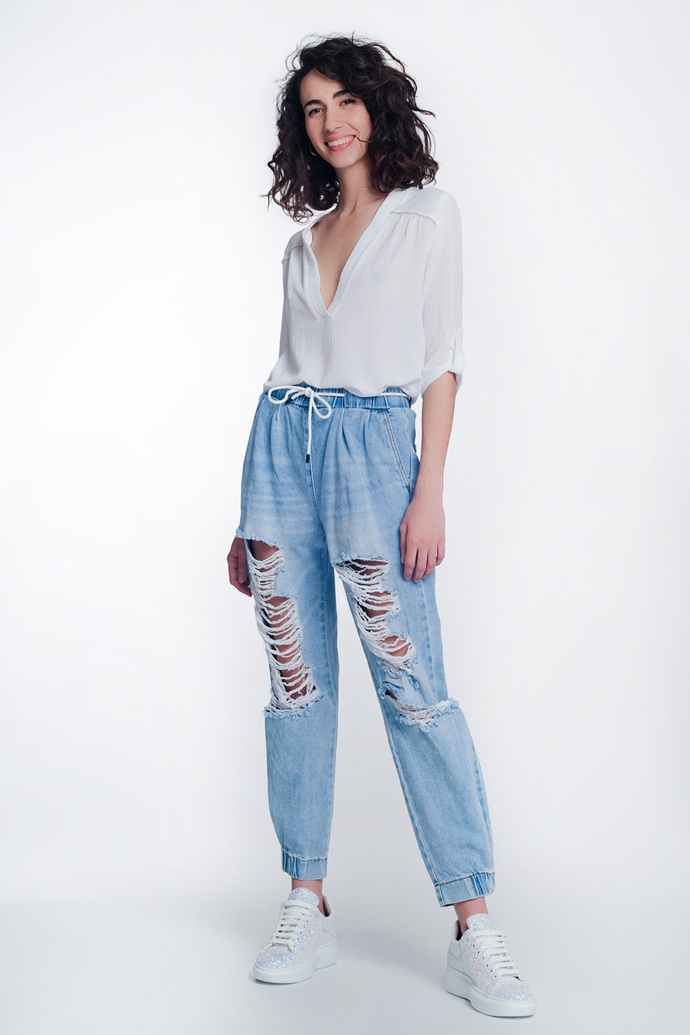 Jeans estilo jogger rasgados en color claro Q2