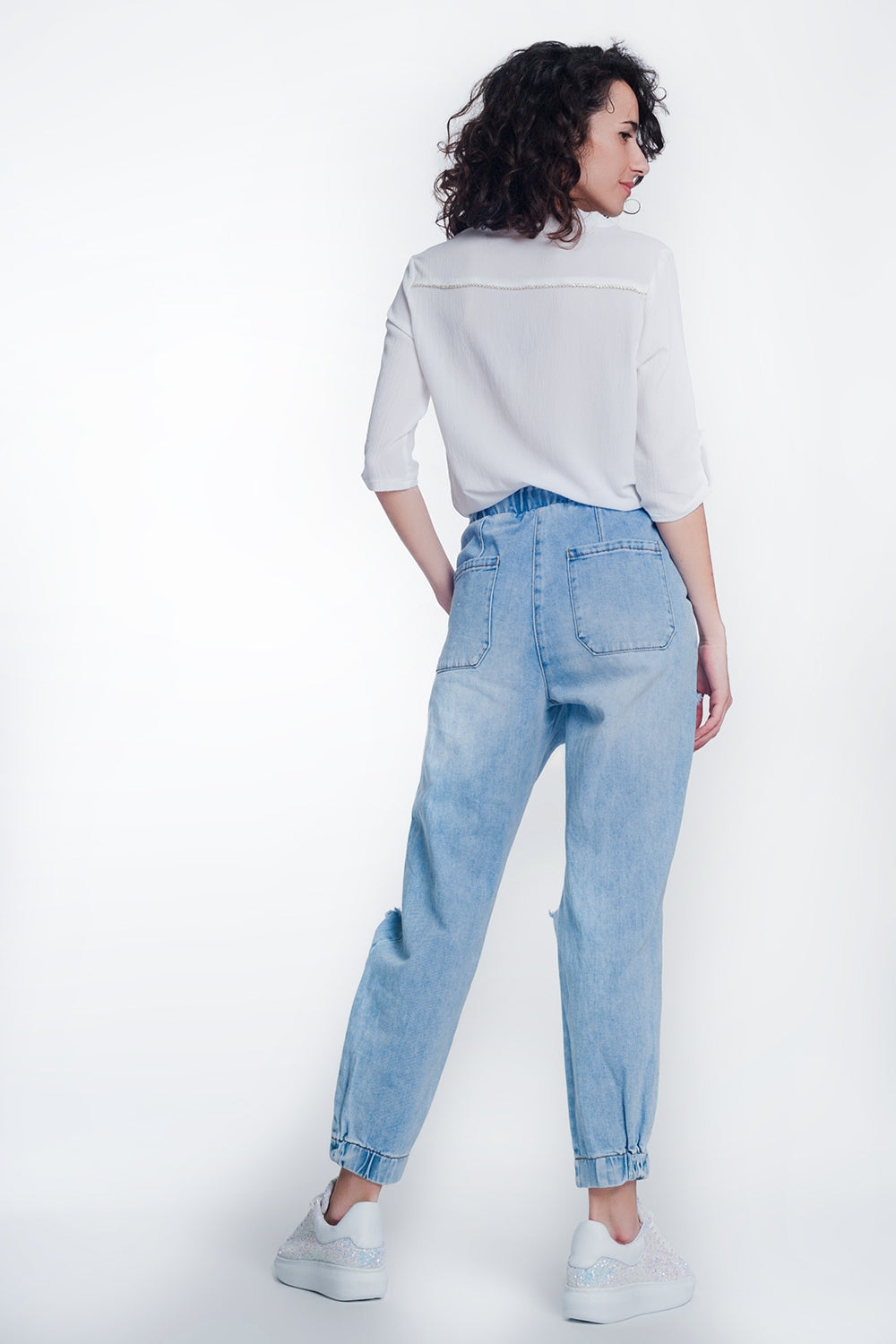 Jeans estilo jogger rasgados en color claro Q2