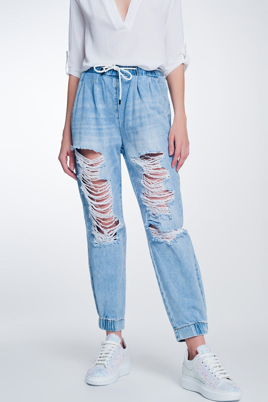 Q2 Jeans estilo jogger rasgados en color claro