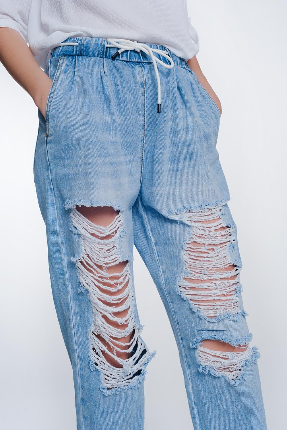Jeans estilo jogger rasgados en color claro Q2