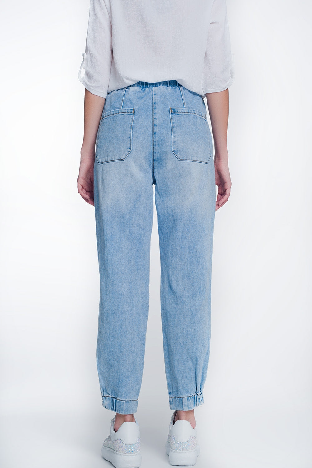 Jeans estilo jogger rasgados en color claro Q2