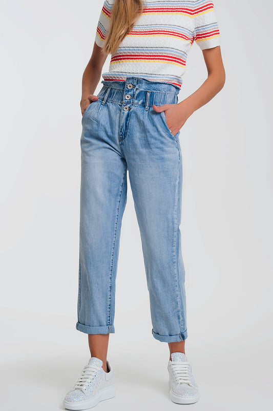 Q2 Jeans estilo mom con tres botones y cintura elastica