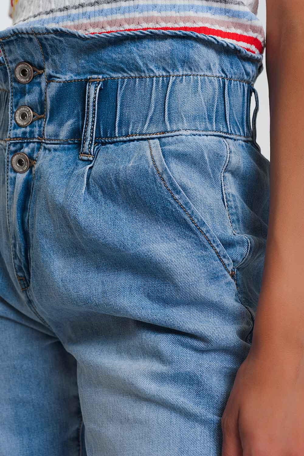 Jeans estilo mom con tres botones y cintura elastica Q2
