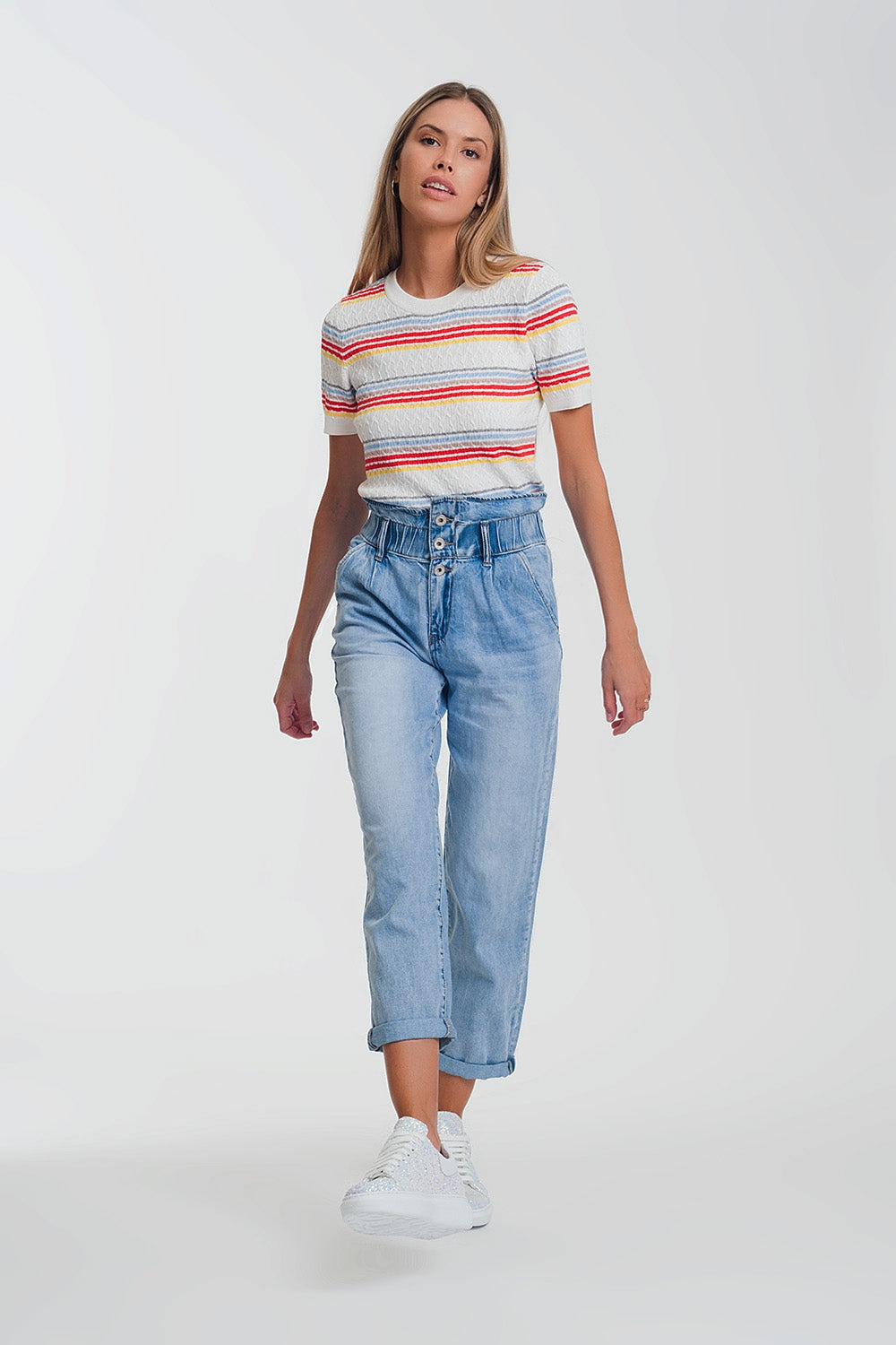Jeans estilo mom con tres botones y cintura elastica Q2