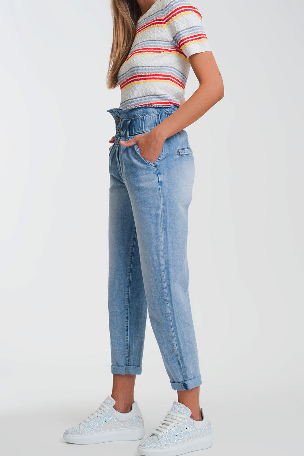 Jeans estilo mom con tres botones y cintura elastica Q2