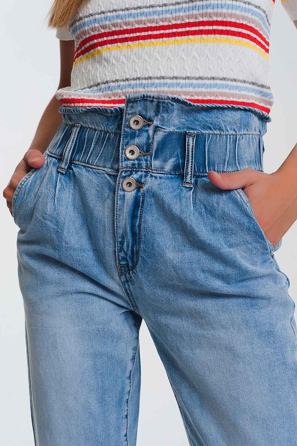 Jeans estilo mom con tres botones y cintura elastica Q2
