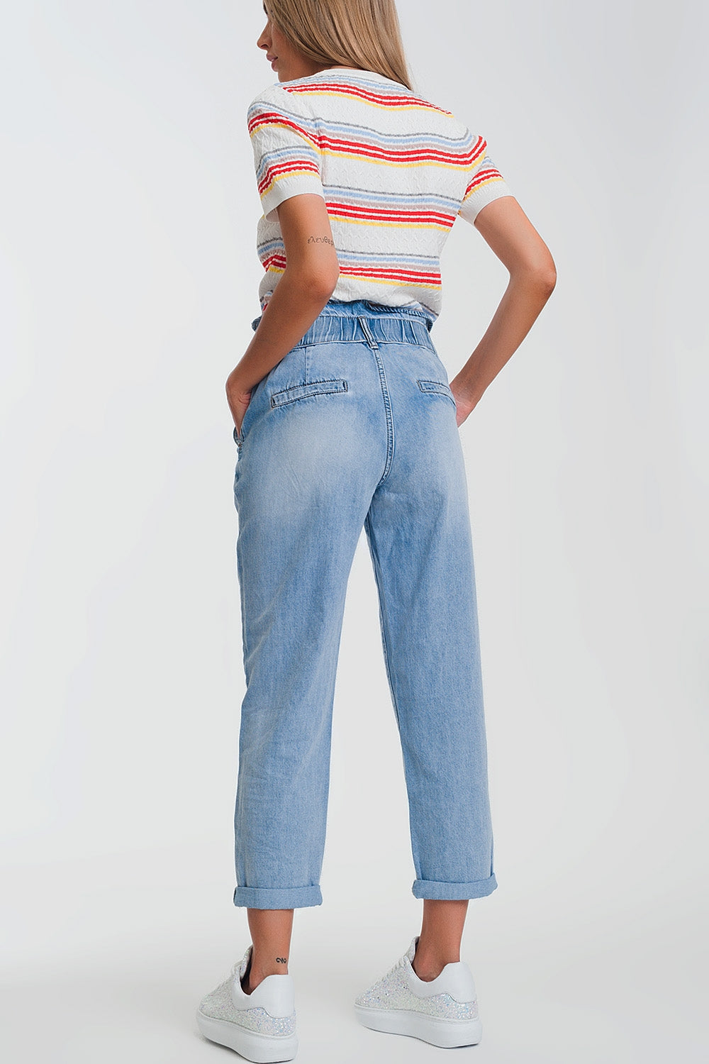 Jeans estilo mom con tres botones y cintura elastica Q2
