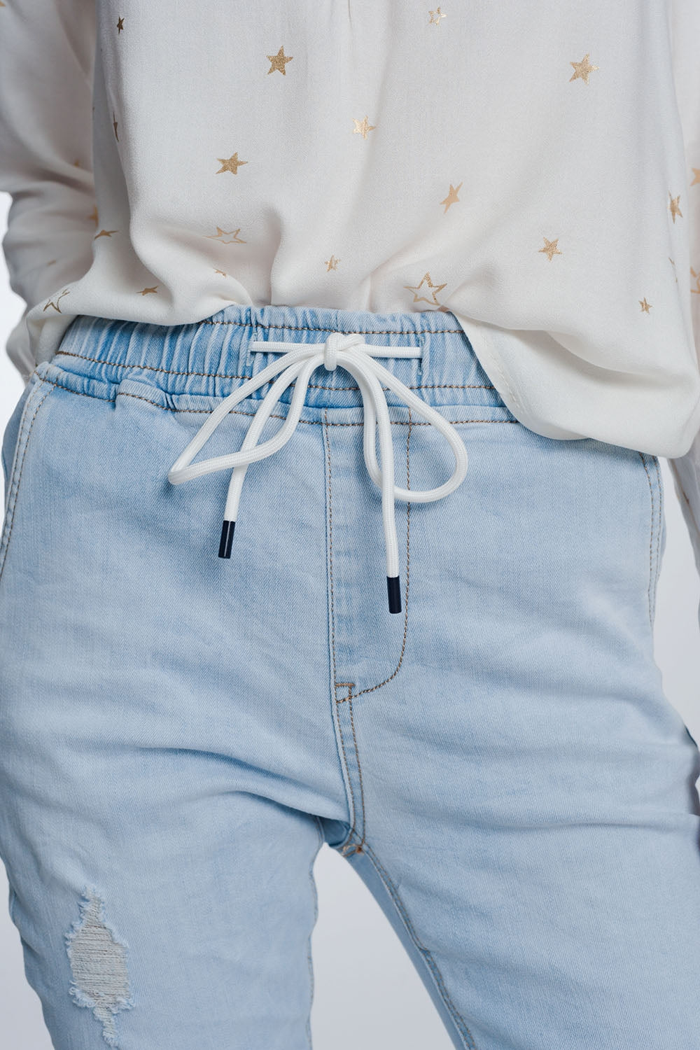 Jeans estylo jogger lavado claro con cordon Q2
