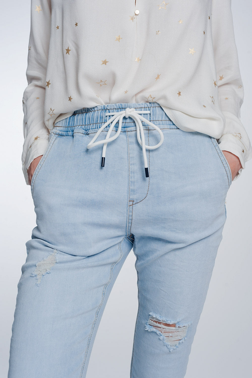 Jeans estylo jogger lavado claro con cordon Q2
