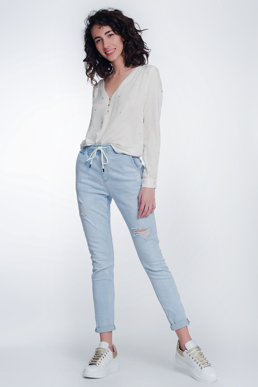 Jeans estylo jogger lavado claro con cordon Q2