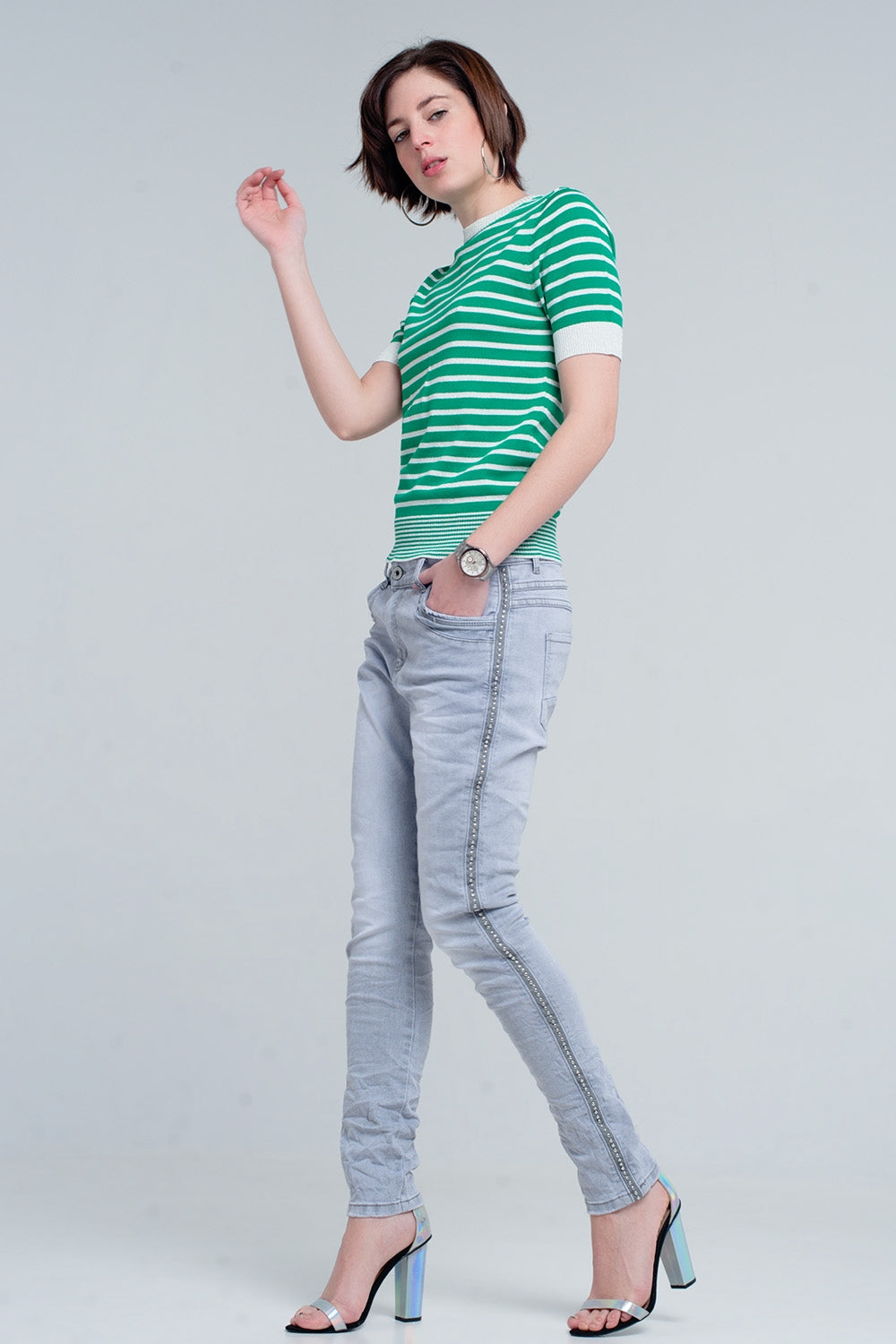 jeans gris con detalles metálicos en el lateral Q2