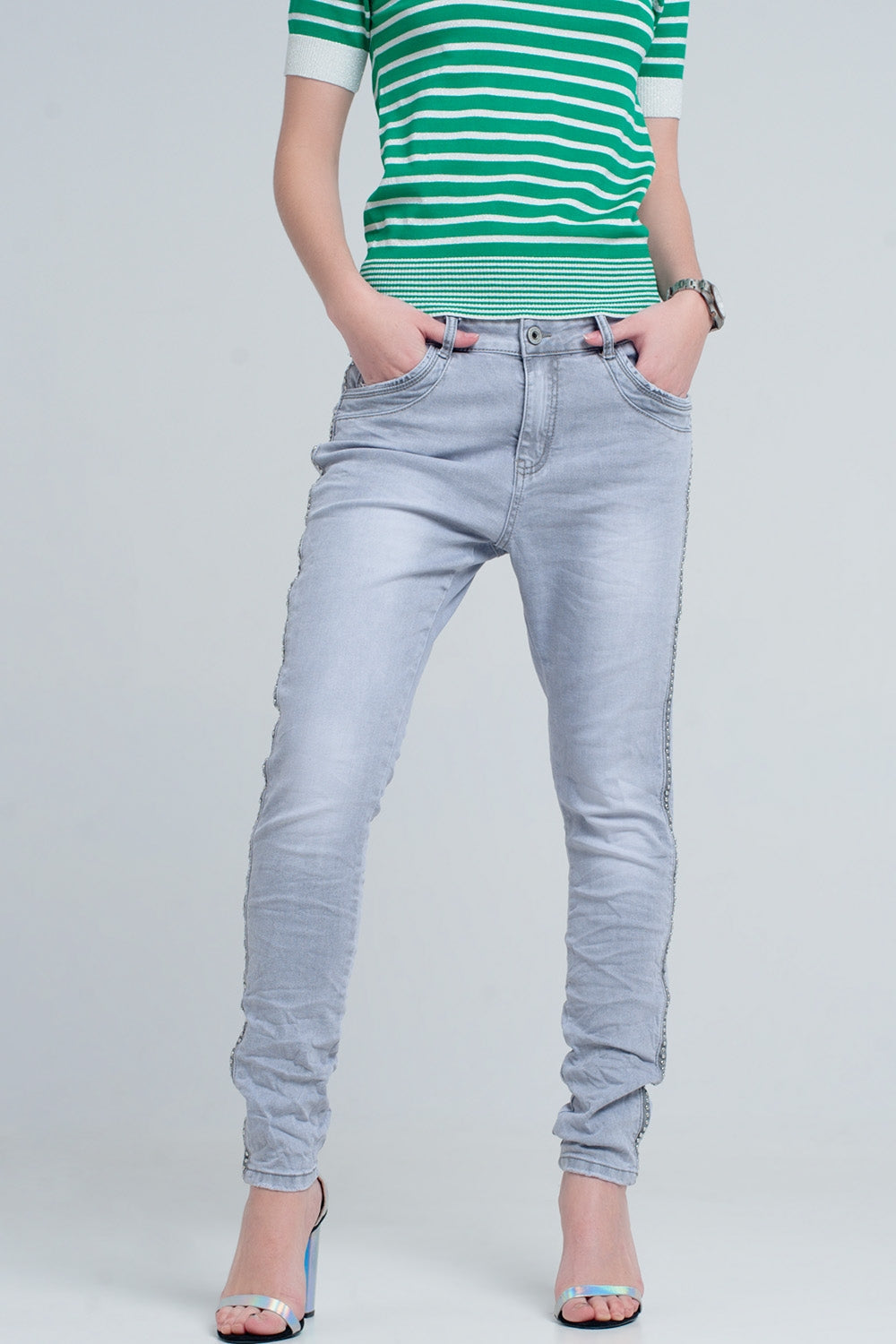 jeans gris con detalles metálicos en el lateral Q2