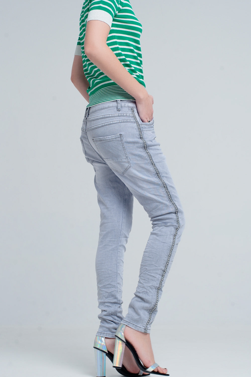 jeans gris con detalles metálicos en el lateral Q2