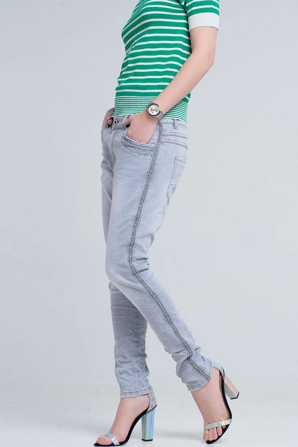 jeans gris con detalles metálicos en el lateral Q2