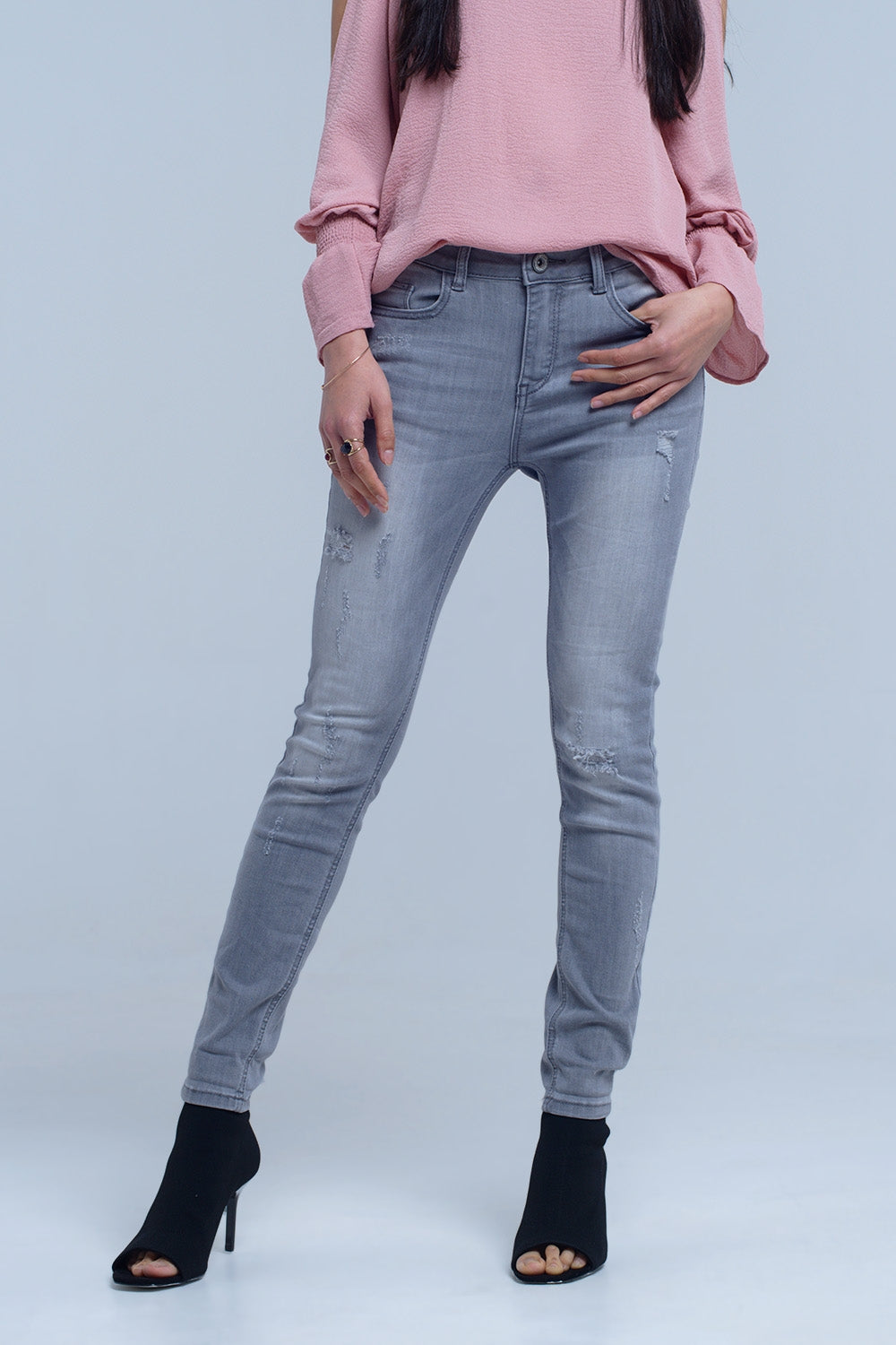 Jeans grises con detalle de rasgaduras Q2