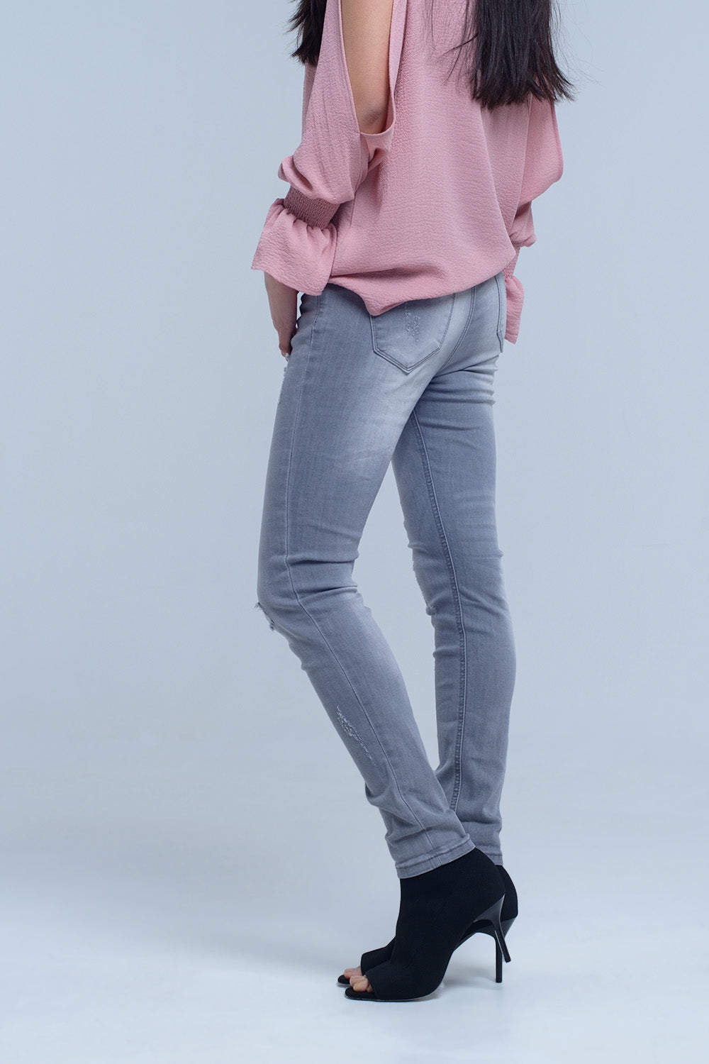 Jeans grises con detalle de rasgaduras Q2