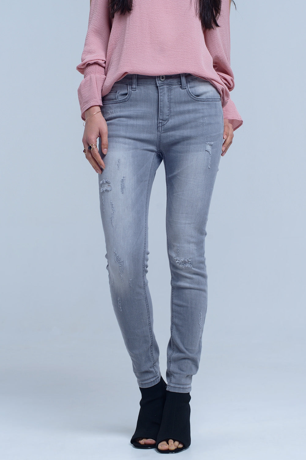 Jeans grises con detalle de rasgaduras Q2