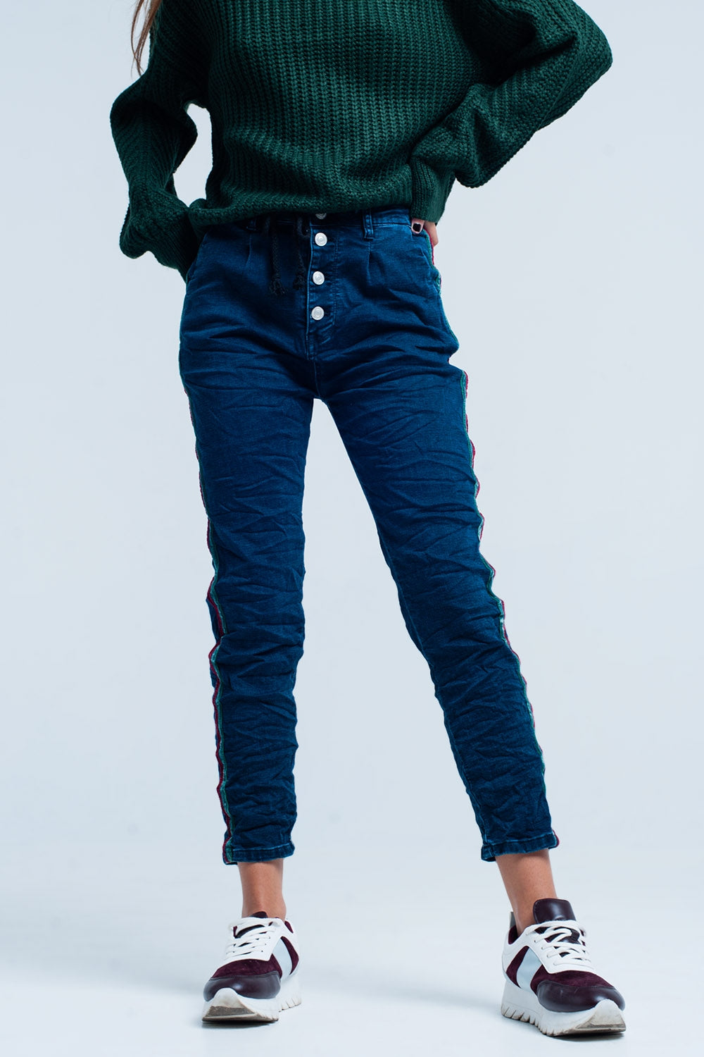 Jeans jogger con raya lateral granate y verde Q2