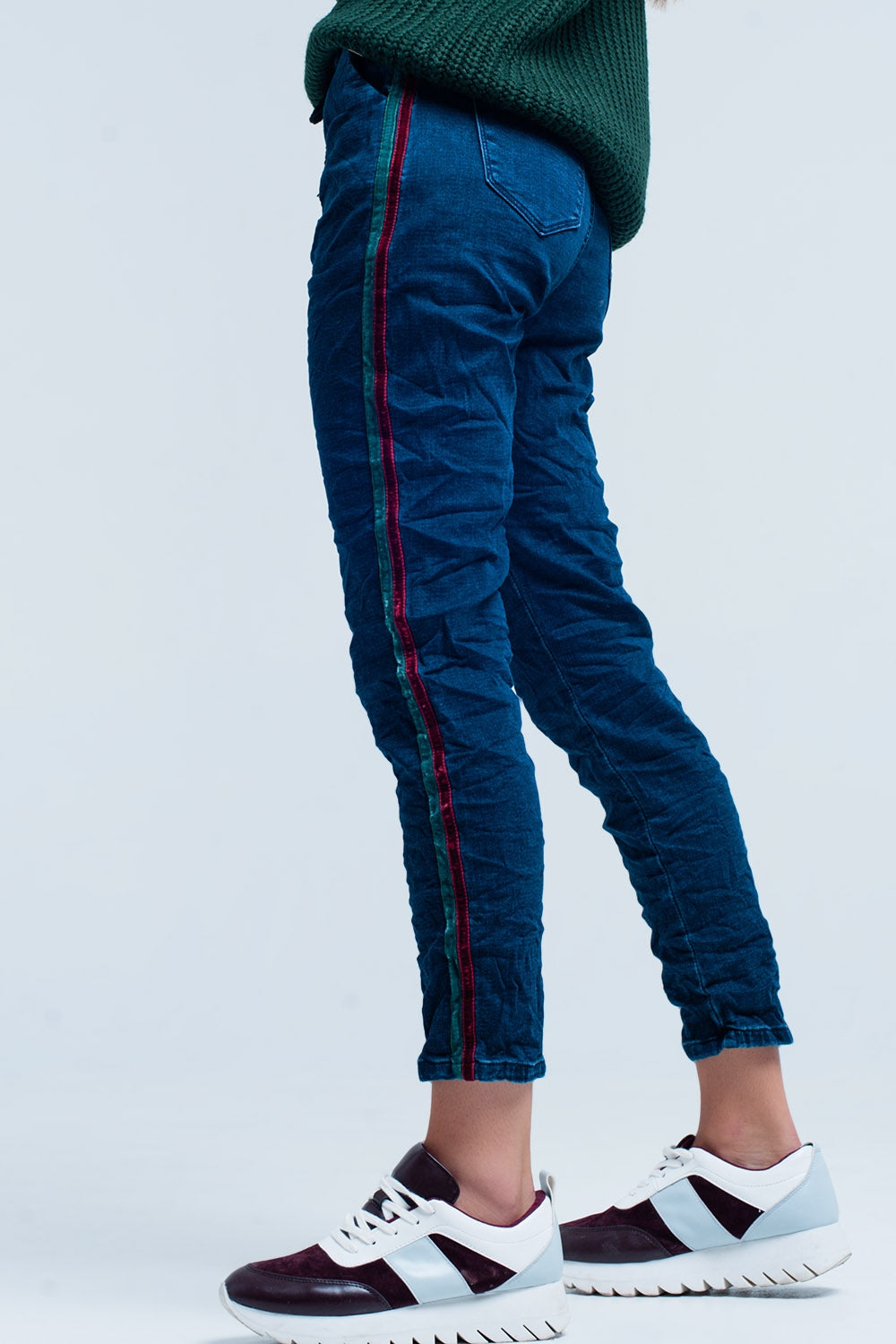 Q2 Jeans jogger con raya lateral granate y verde