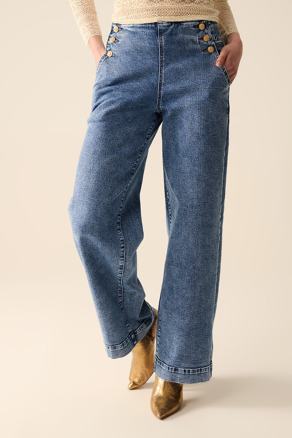 Jeans Marineros de Pierna Recta con Botones Dorados en Lavado Medio Q2