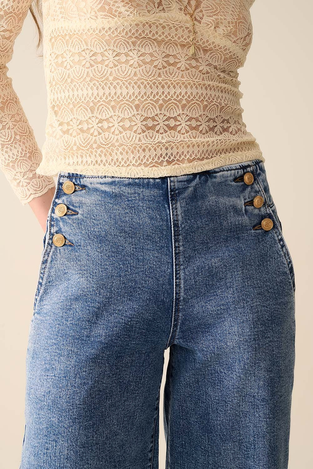 Jeans Marineros de Pierna Recta con Botones Dorados en Lavado Medio Q2