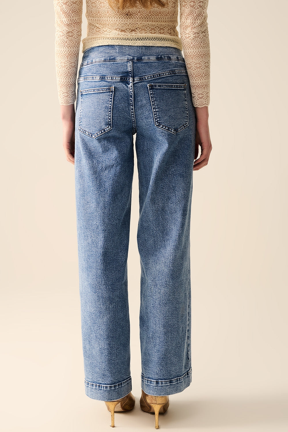 Jeans Marineros de Pierna Recta con Botones Dorados en Lavado Medio Q2