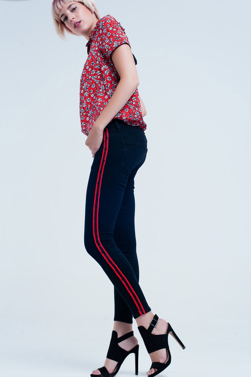 Jeans negro super skinny con ojales laterales Q2