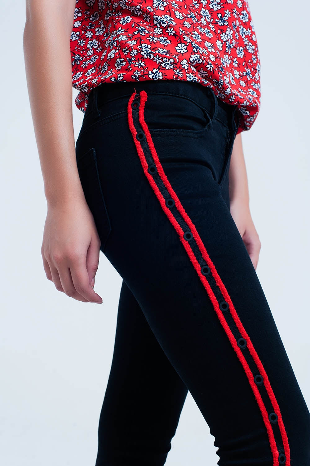 Jeans negro super skinny con ojales laterales Q2