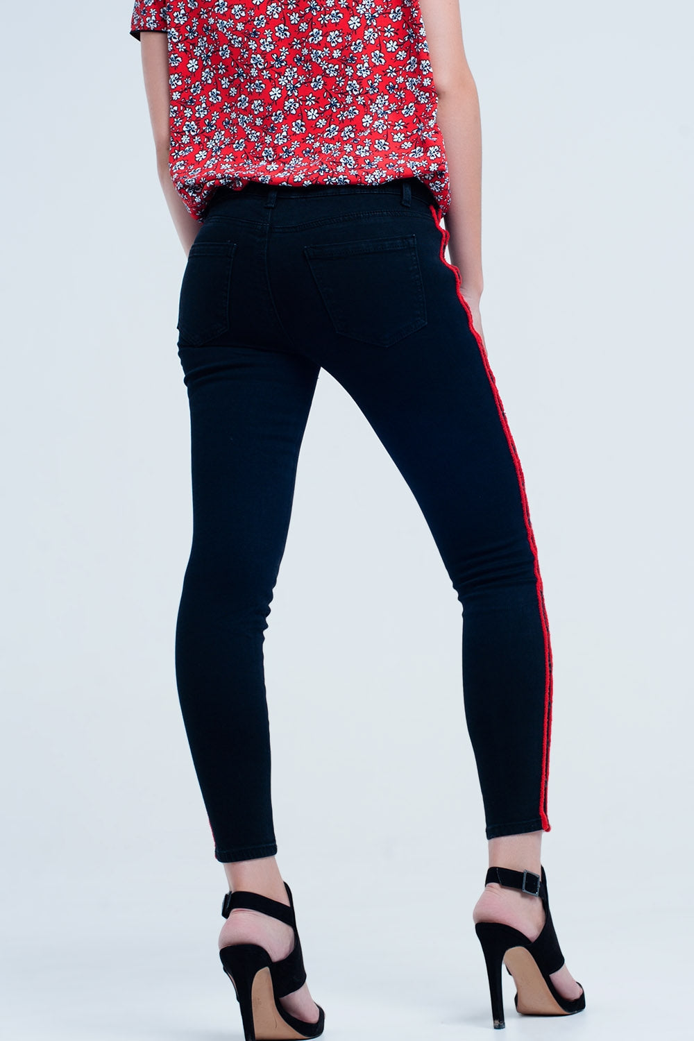 Jeans negro super skinny con ojales laterales Q2